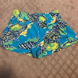 Lilly Pulitzer XS pull on shorts with shell print